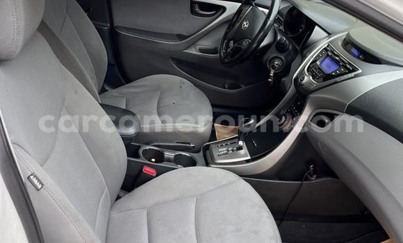 Sayi Na hannu Hyundai Elantra White Mota in Douala a Ƙasar Kamaru Sayi Na hannu Hyundai Elantra White Mota in Douala a Ƙasar Kamaru