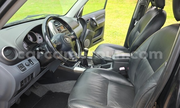 Sayi Na hannu Toyota RAV4 Black Mota in Yaounde a Babban Kamaru Sayi Na hannu Toyota RAV4 Black Mota in Yaounde a Babban Kamaru