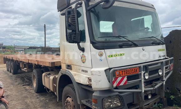 Sayi Na hannu Mercedes‒Benz Truck White Babbar mota in Douala a Ƙasar Kamaru