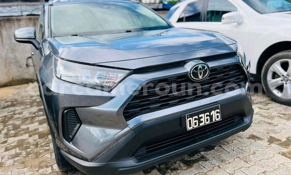 Sayi Imported Toyota RAV4 Azurfa Mota in Douala a Ƙasar Kamaru Sayi Imported Toyota RAV4 Azurfa Mota in Douala a Ƙasar Kamaru