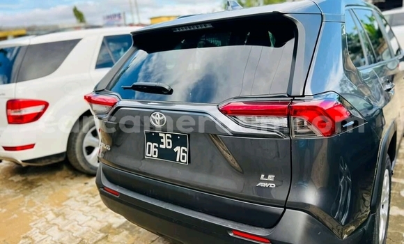 Sayi Imported Toyota RAV4 Azurfa Mota in Douala a Ƙasar Kamaru Sayi Imported Toyota RAV4 Azurfa Mota in Douala a Ƙasar Kamaru