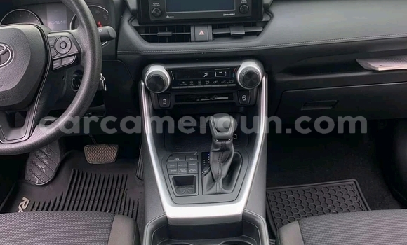 Sayi Imported Toyota RAV4 Azurfa Mota in Douala a Ƙasar Kamaru Sayi Imported Toyota RAV4 Azurfa Mota in Douala a Ƙasar Kamaru