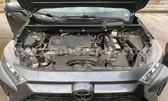 Sayi Imported Toyota RAV4 Azurfa Mota in Douala a Ƙasar Kamaru Sayi Imported Toyota RAV4 Azurfa Mota in Douala a Ƙasar Kamaru