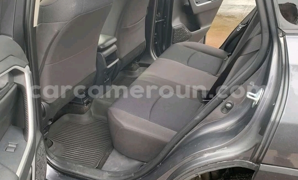 Sayi Imported Toyota RAV4 Azurfa Mota in Douala a Ƙasar Kamaru Sayi Imported Toyota RAV4 Azurfa Mota in Douala a Ƙasar Kamaru