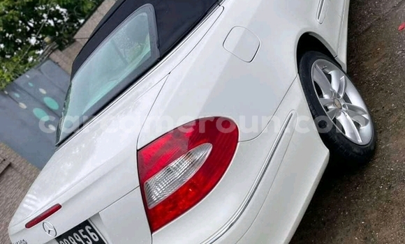 Sayi Na hannu Mercedes‒Benz CLK–Class White Mota in Douala a Ƙasar Kamaru Sayi Na hannu Mercedes‒Benz CLK–Class White Mota in Douala a Ƙasar Kamaru