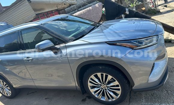 Sayi Na hannu Toyota Highlander Azurfa Mota in Douala a Ƙasar Kamaru