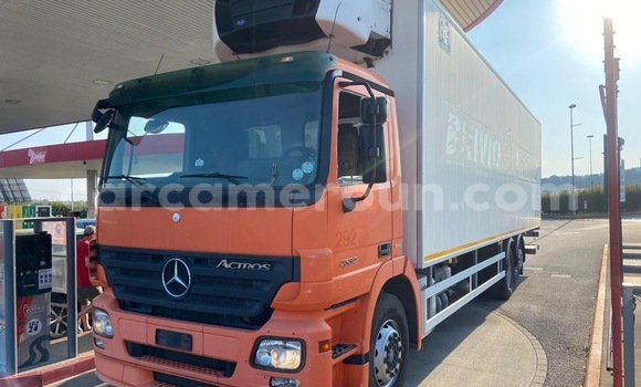 Sayi Imported Mercedes‒Benz W100 Sauran Mota in Douala a Ƙasar Kamaru