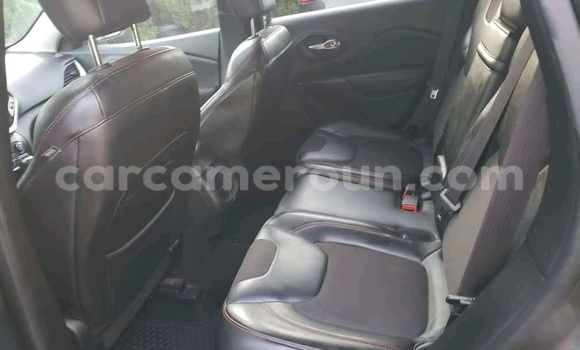 Sayi Imported Jeep Cherokee Azurfa Mota in Douala a Ƙasar Kamaru Sayi Imported Jeep Cherokee Azurfa Mota in Douala a Ƙasar Kamaru