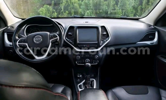 Sayi Imported Jeep Cherokee Azurfa Mota in Douala a Ƙasar Kamaru Sayi Imported Jeep Cherokee Azurfa Mota in Douala a Ƙasar Kamaru