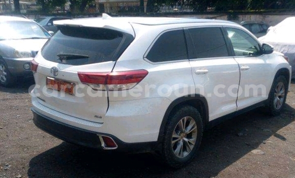 Sayi Na hannu Toyota Highlander White Mota in Douala a Ƙasar Kamaru Sayi Na hannu Toyota Highlander White Mota in Douala a Ƙasar Kamaru