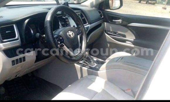 Sayi Na hannu Toyota Highlander White Mota in Douala a Ƙasar Kamaru Sayi Na hannu Toyota Highlander White Mota in Douala a Ƙasar Kamaru