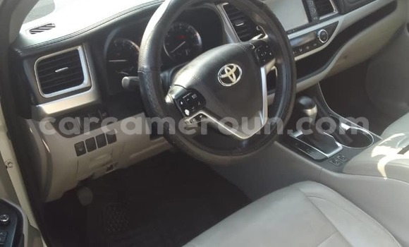 Sayi Na hannu Toyota Highlander White Mota in Douala a Ƙasar Kamaru Sayi Na hannu Toyota Highlander White Mota in Douala a Ƙasar Kamaru