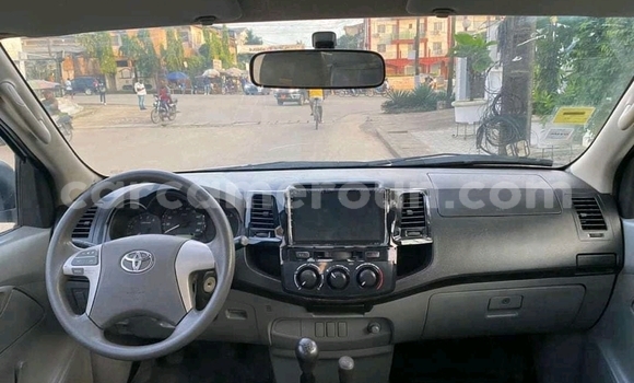 Sayi Na hannu Toyota Hilux White Mota in Douala a Ƙasar Kamaru Sayi Na hannu Toyota Hilux White Mota in Douala a Ƙasar Kamaru