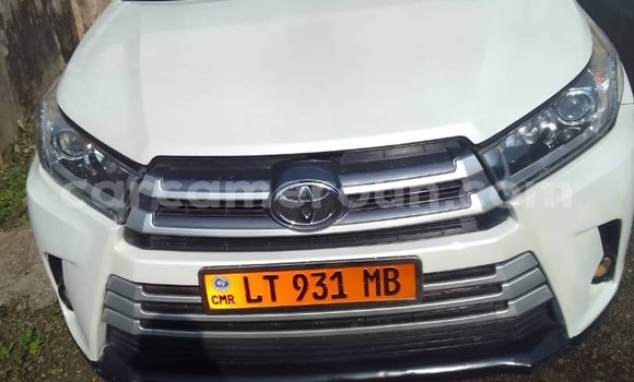 Sayi Na hannu Toyota Highlander White Mota in Douala a Ƙasar Kamaru