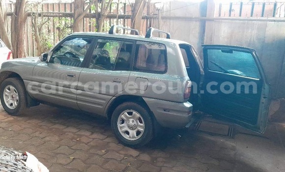 Sayi Sabo Toyota RAV4 Sauran Mota in Yaounde a Babban Kamaru Sayi Sabo Toyota RAV4 Sauran Mota in Yaounde a Babban Kamaru