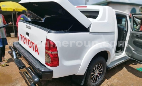 Sayi Sabo Toyota Hilux White Mota in Yaounde a Babban Kamaru Sayi Sabo Toyota Hilux White Mota in Yaounde a Babban Kamaru