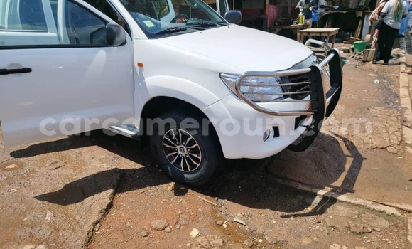 Sayi Sabo Toyota Hilux White Mota in Yaounde a Babban Kamaru Sayi Sabo Toyota Hilux White Mota in Yaounde a Babban Kamaru