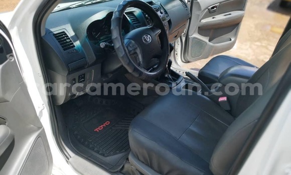 Sayi Sabo Toyota Hilux White Mota in Yaounde a Babban Kamaru Sayi Sabo Toyota Hilux White Mota in Yaounde a Babban Kamaru