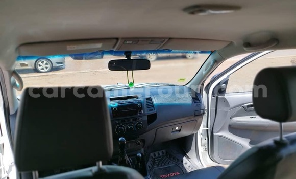 Sayi Sabo Toyota Hilux White Mota in Yaounde a Babban Kamaru Sayi Sabo Toyota Hilux White Mota in Yaounde a Babban Kamaru