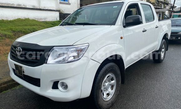 Sayi Imported Toyota Hilux White Mota in Douala a Ƙasar Kamaru