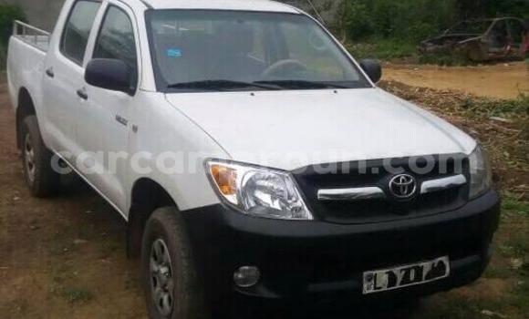 Sayi Na hannu Toyota Hilux White Mota in Douala a Ƙasar Kamaru Sayi Na hannu Toyota Hilux White Mota in Douala a Ƙasar Kamaru