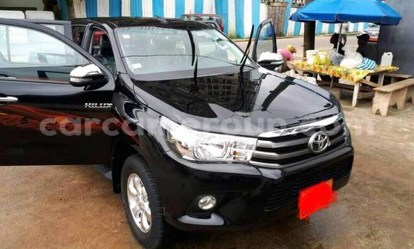 Sayi Na hannu Toyota Hilux Black Mota in Douala a Ƙasar Kamaru Sayi Na hannu Toyota Hilux Black Mota in Douala a Ƙasar Kamaru