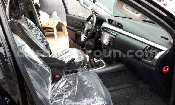 Sayi Na hannu Toyota Hilux Black Mota in Douala a Ƙasar Kamaru Sayi Na hannu Toyota Hilux Black Mota in Douala a Ƙasar Kamaru