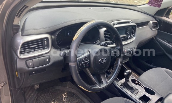 Sayi Na hannu Kia Sorento Azurfa Mota in Douala a Ƙasar Kamaru Sayi Na hannu Kia Sorento Azurfa Mota in Douala a Ƙasar Kamaru