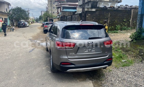 Sayi Na hannu Kia Sorento Azurfa Mota in Douala a Ƙasar Kamaru Sayi Na hannu Kia Sorento Azurfa Mota in Douala a Ƙasar Kamaru