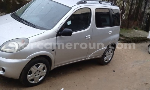 Sayi Sabo Toyota Yaris Verso Azurfa Mota in Douala a Ƙasar Kamaru Sayi Sabo Toyota Yaris Verso Azurfa Mota in Douala a Ƙasar Kamaru