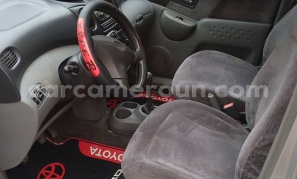 Sayi Sabo Toyota Yaris Verso Azurfa Mota in Douala a Ƙasar Kamaru Sayi Sabo Toyota Yaris Verso Azurfa Mota in Douala a Ƙasar Kamaru