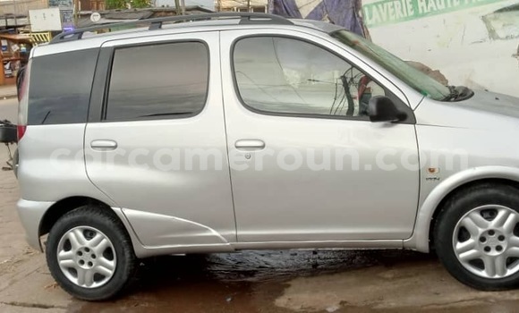 Sayi Sabo Toyota Yaris Verso Azurfa Mota in Douala a Ƙasar Kamaru Sayi Sabo Toyota Yaris Verso Azurfa Mota in Douala a Ƙasar Kamaru