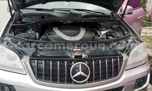 Sayi Sabo Mercedes‒Benz ML–Class Azurfa Mota in Douala a Ƙasar Kamaru Sayi Sabo Mercedes‒Benz ML–Class Azurfa Mota in Douala a Ƙasar Kamaru