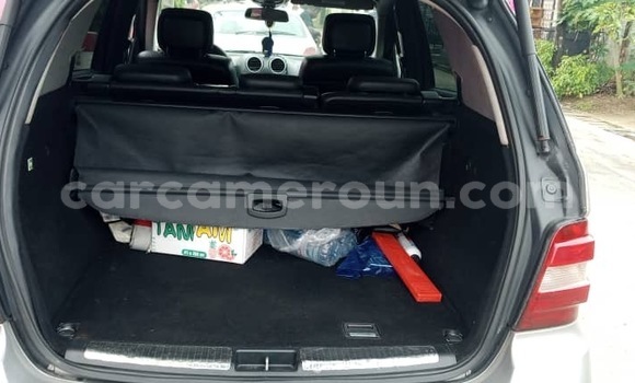 Sayi Sabo Mercedes‒Benz ML–Class Azurfa Mota in Douala a Ƙasar Kamaru Sayi Sabo Mercedes‒Benz ML–Class Azurfa Mota in Douala a Ƙasar Kamaru