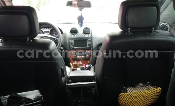 Sayi Sabo Mercedes‒Benz ML–Class Azurfa Mota in Douala a Ƙasar Kamaru Sayi Sabo Mercedes‒Benz ML–Class Azurfa Mota in Douala a Ƙasar Kamaru