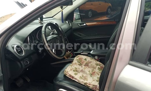 Sayi Sabo Mercedes‒Benz ML–Class Azurfa Mota in Douala a Ƙasar Kamaru Sayi Sabo Mercedes‒Benz ML–Class Azurfa Mota in Douala a Ƙasar Kamaru