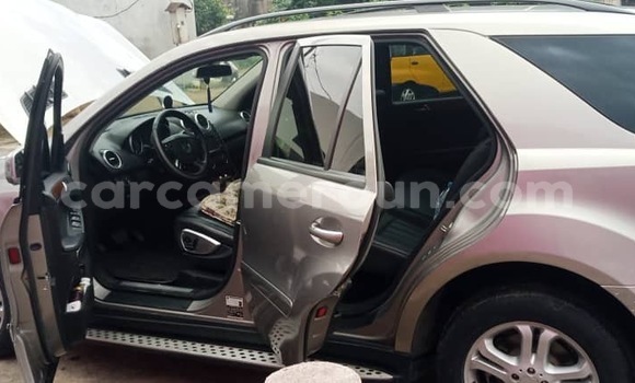 Sayi Sabo Mercedes‒Benz ML–Class Azurfa Mota in Douala a Ƙasar Kamaru Sayi Sabo Mercedes‒Benz ML–Class Azurfa Mota in Douala a Ƙasar Kamaru