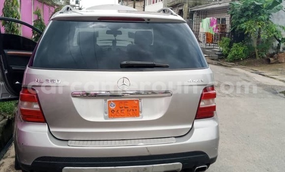 Sayi Sabo Mercedes‒Benz ML–Class Azurfa Mota in Douala a Ƙasar Kamaru Sayi Sabo Mercedes‒Benz ML–Class Azurfa Mota in Douala a Ƙasar Kamaru