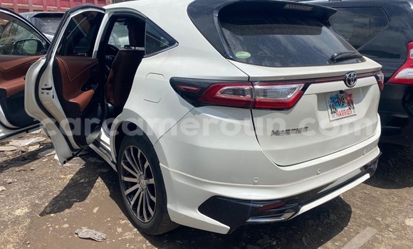 Sayi Sabo Toyota Harrier White Mota in Douala a Ƙasar Kamaru