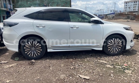 Sayi Sabo Toyota Harrier White Mota in Douala a Ƙasar Kamaru Sayi Sabo Toyota Harrier White Mota in Douala a Ƙasar Kamaru