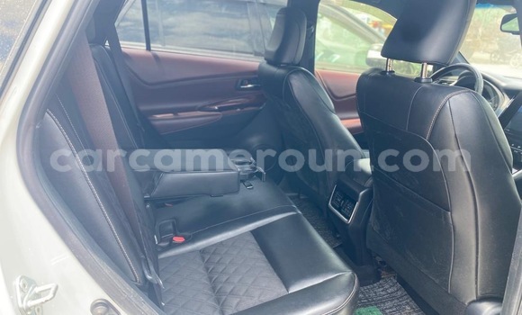 Sayi Sabo Toyota Harrier White Mota in Douala a Ƙasar Kamaru Sayi Sabo Toyota Harrier White Mota in Douala a Ƙasar Kamaru