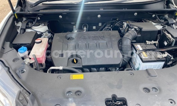 Sayi Sabo Toyota Harrier White Mota in Douala a Ƙasar Kamaru Sayi Sabo Toyota Harrier White Mota in Douala a Ƙasar Kamaru