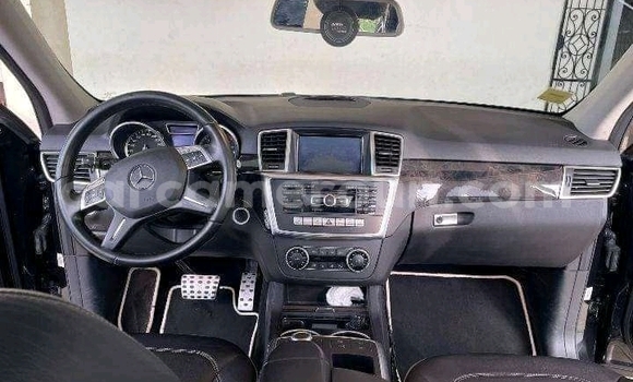 Sayi Na hannu Mercedes‒Benz ML–Class Black Mota in Douala a Ƙasar Kamaru Sayi Na hannu Mercedes‒Benz ML–Class Black Mota in Douala a Ƙasar Kamaru