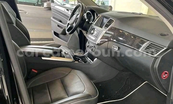 Sayi Na hannu Mercedes‒Benz ML–Class Black Mota in Douala a Ƙasar Kamaru Sayi Na hannu Mercedes‒Benz ML–Class Black Mota in Douala a Ƙasar Kamaru