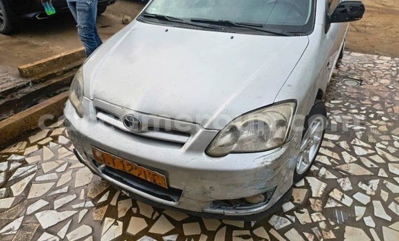 Sayi Na hannu Toyota Corolla Azurfa Mota in Douala a Ƙasar Kamaru