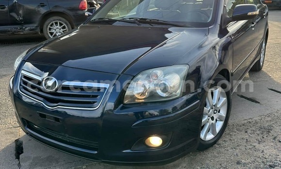 Sayi Na hannu Toyota Avensis Blue Mota in Douala a Ƙasar Kamaru