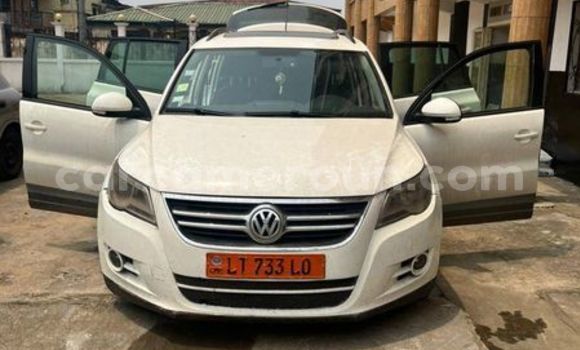 Sayi Na hannu Volkswagen Tiguan White Mota in Douala a Ƙasar Kamaru