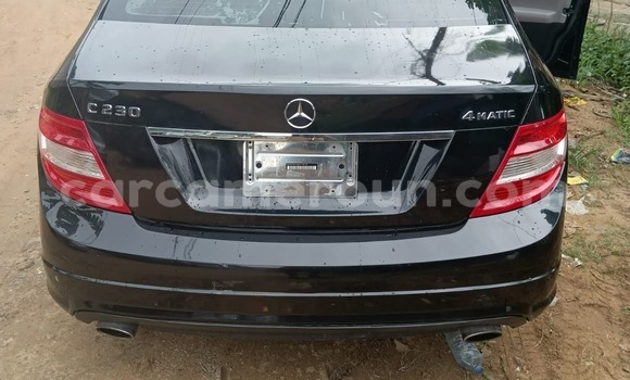 Sayi Sabo Mercedes‒Benz 250 Black Mota in Douala a Ƙasar Kamaru