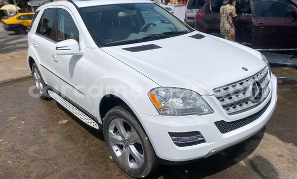 Sayi Imported Mercedes‒Benz ML–Class White Mota in Douala a Ƙasar Kamaru