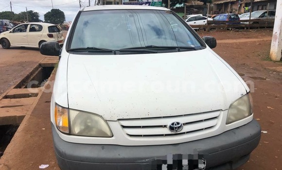 Sayi Na hannu Toyota Sienna White Mota in Yaounde a Babban Kamaru